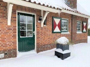 LL sneeuw zijkant woning