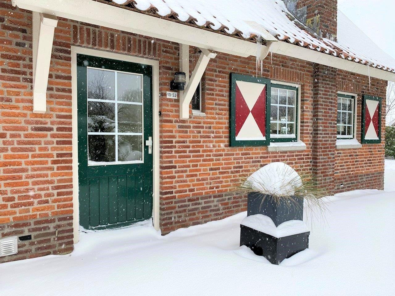LL sneeuw zijkant woning